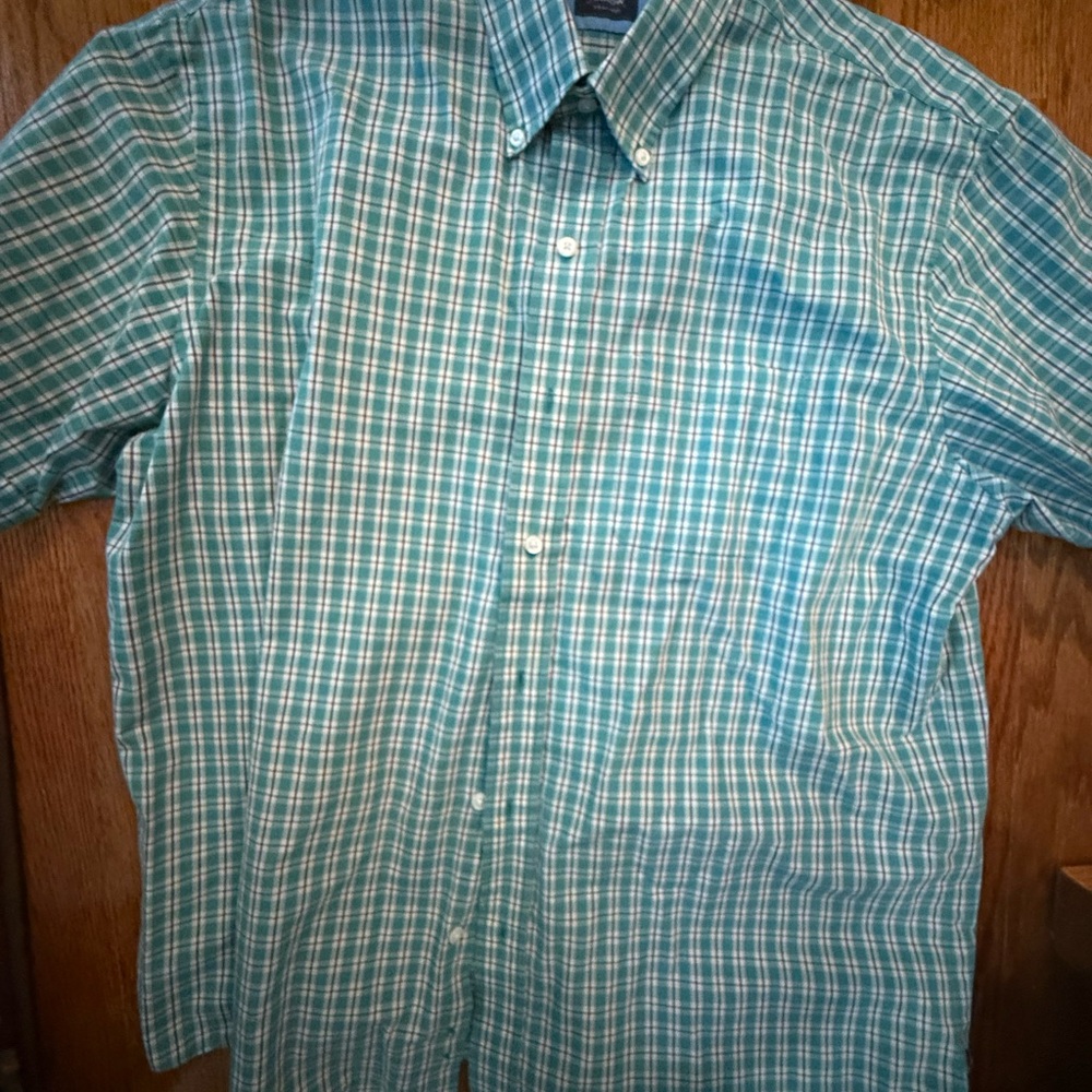 Men’s shorter sleeve e dress shirt